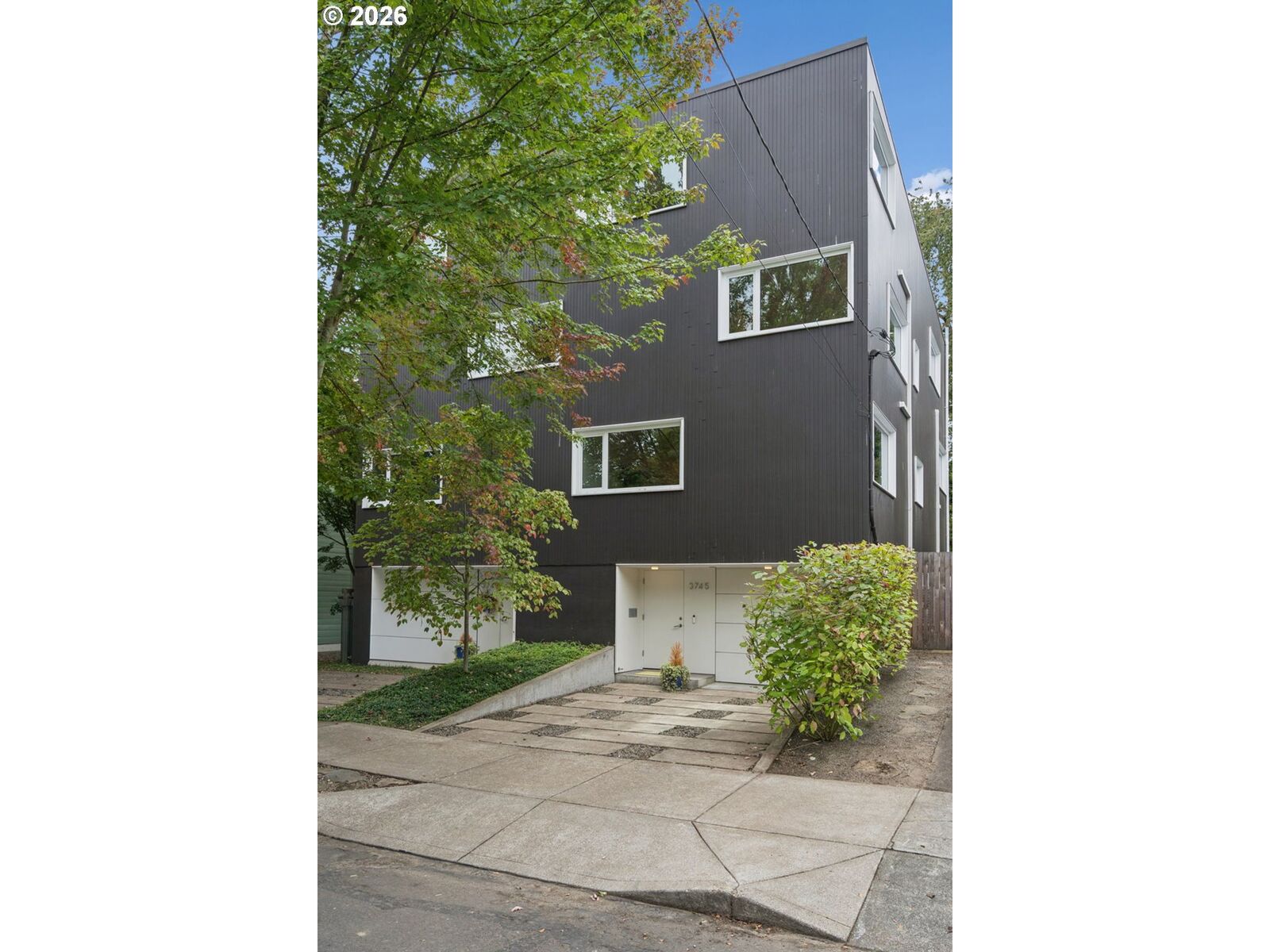 Property Photo: 3745 NE Mallory Ave OR 97212