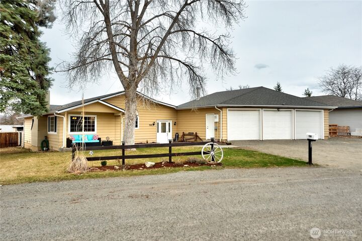 Property Photo: 709 Ridge Drive W WA 98841