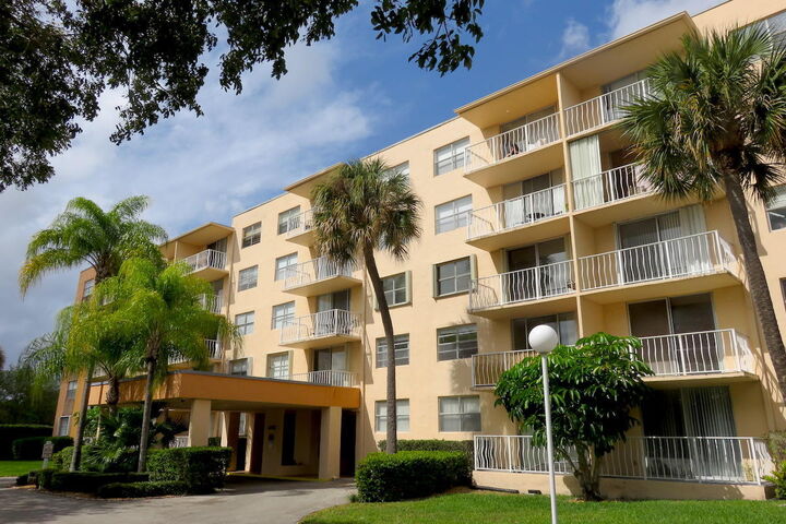 Property Photo: 470 Executive Center Drive 2K FL 33401