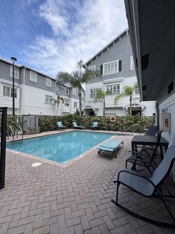 Property Photo:  290 NE 5th Avenue 4  FL 33483 
