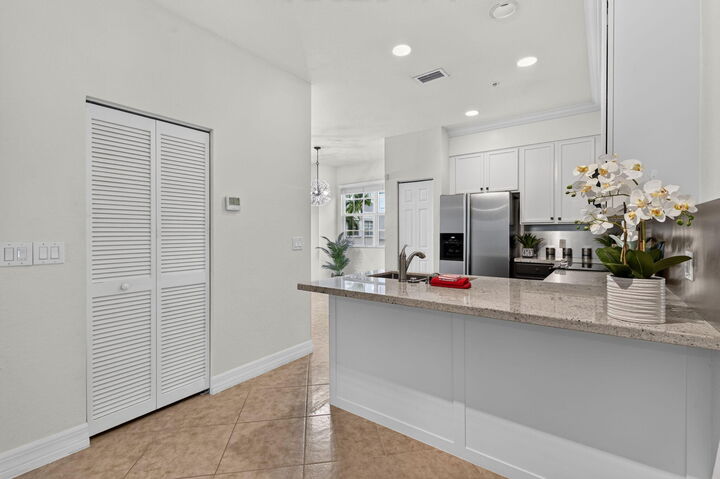 Property Photo:  290 NE 5th Avenue 4  FL 33483 
