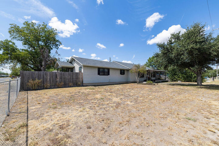 Property Photo: 1005 Oaks N Oakes Street TX 76903