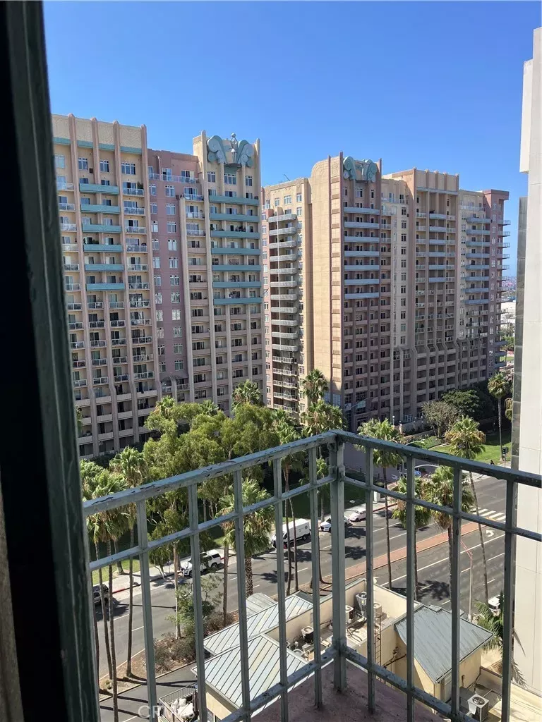 Property Photo: 455 E Ocean Boulevard 1106 CA 90802