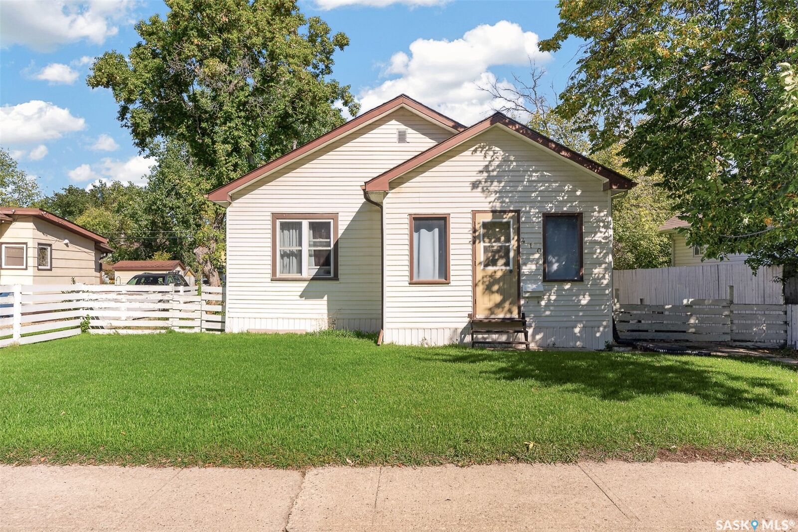 Property Photo:  410 Grandview Street W  SK S6H 5L1 