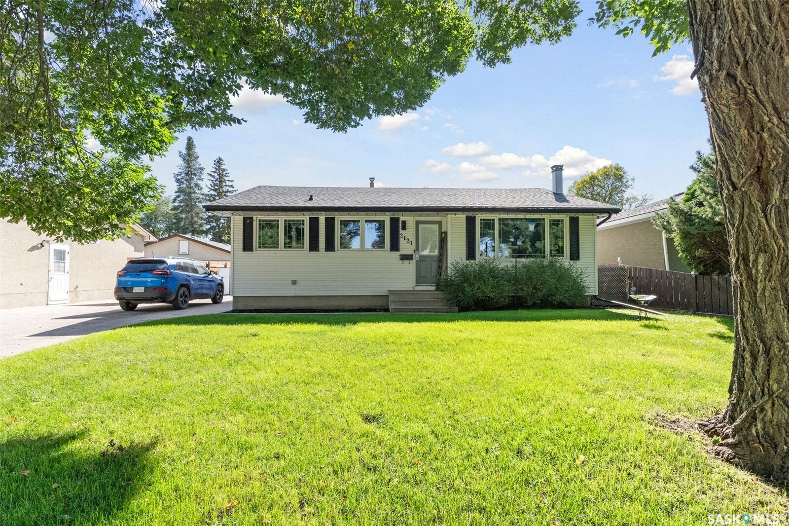 Property Photo: 2121 Richardson Road SK S7L 4B9