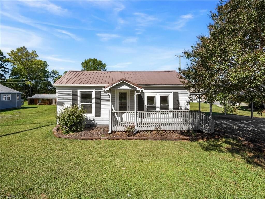 Property Photo:  24 Forest Hill Road  NC 27295 
