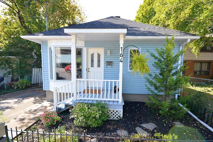Photo de la propriété:  164 Acadie Court  ON K1L 5L1 