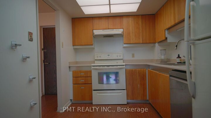 Property Photo: 65 Harbour Square 3107 ON M5J 2L4
