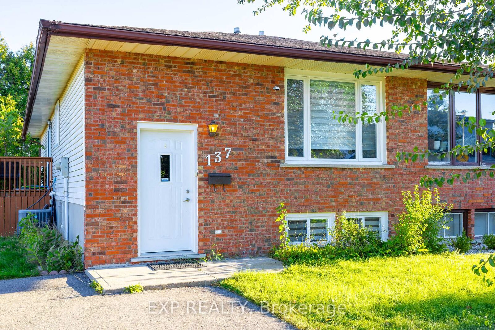 Property Photo:  137 Nickolas Crescent  ON N3C 3L7 