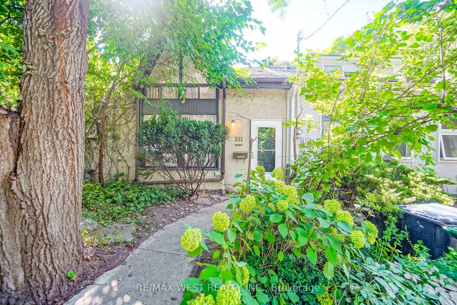 Property Photo:  311 Wellesley Street E  ON M4X 1H2 
