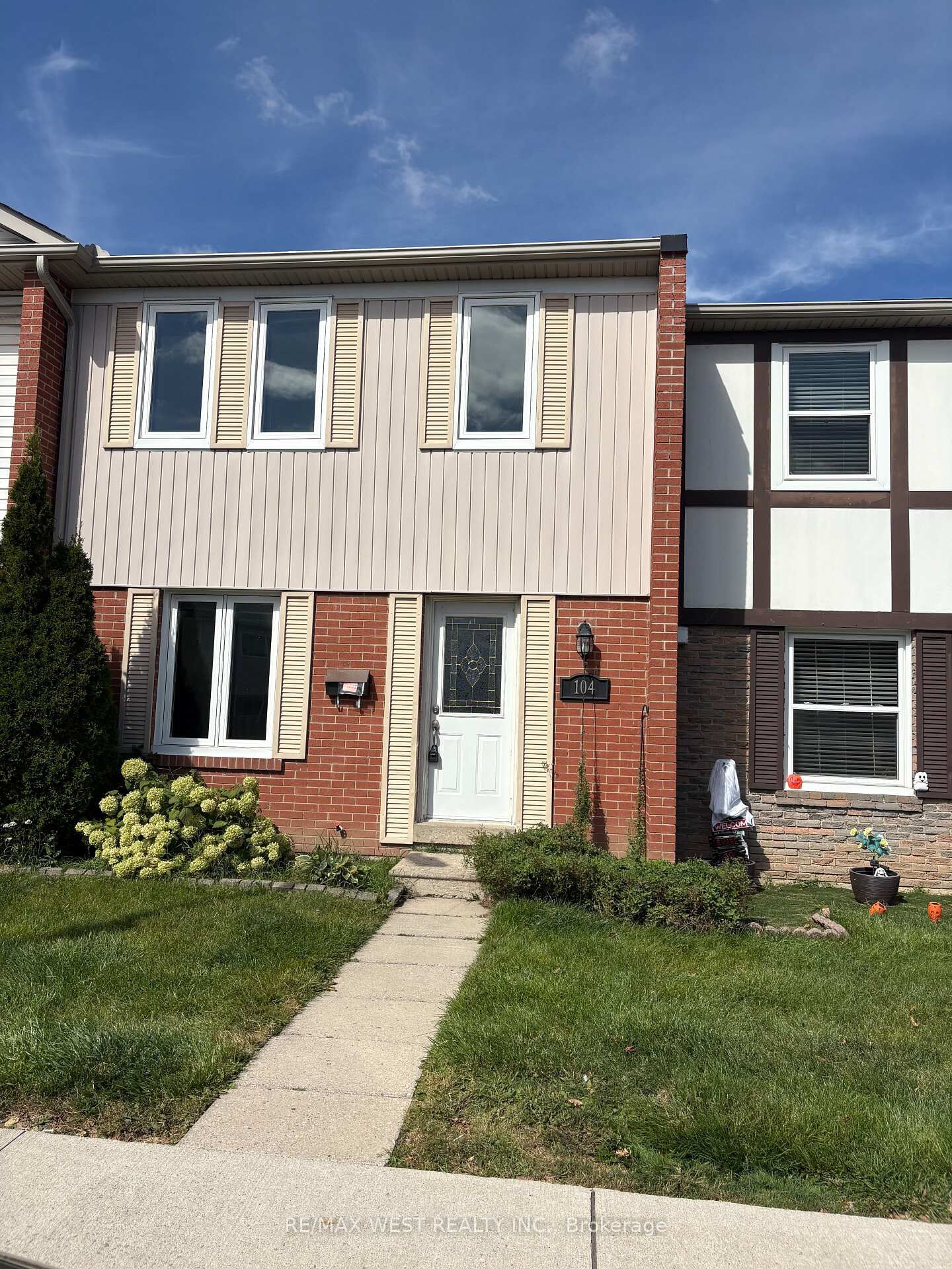 Property Photo:  900 Central Park Drive 104  ON L6S 3J6 