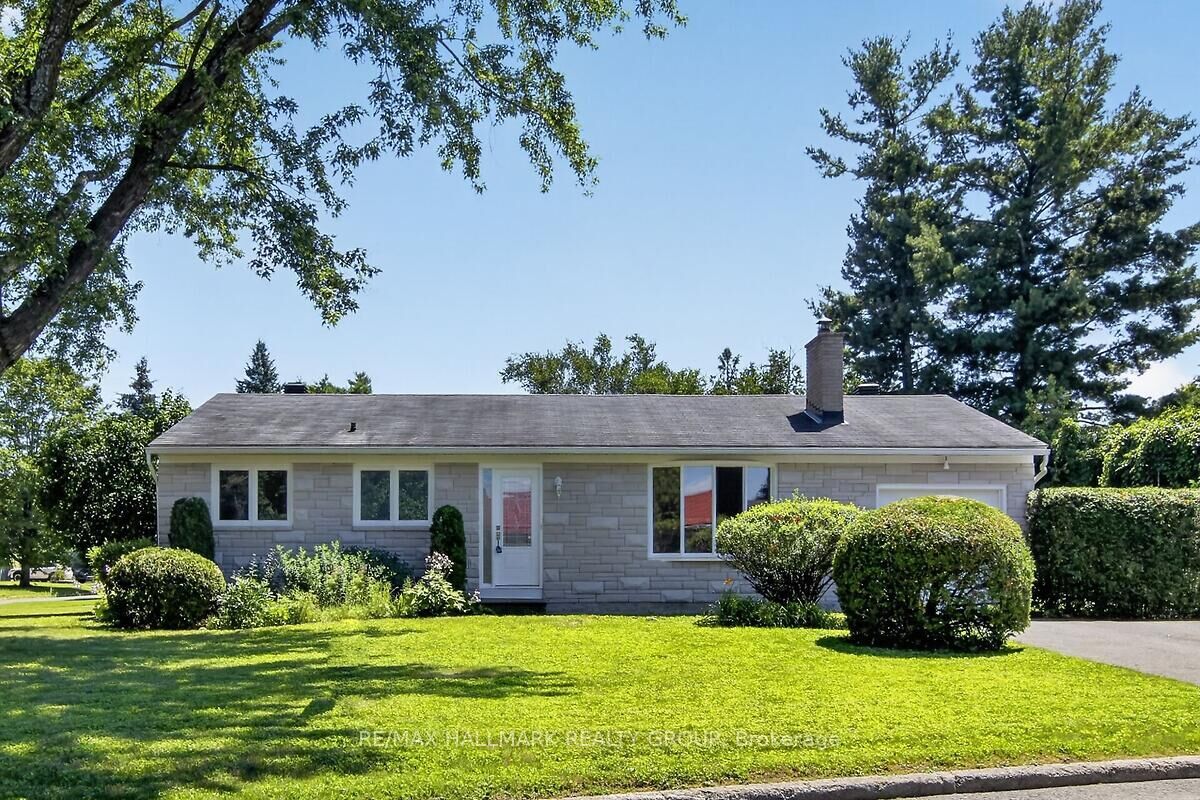 Property Photo:  20 Cramer Drive  ON K2H 5X5 