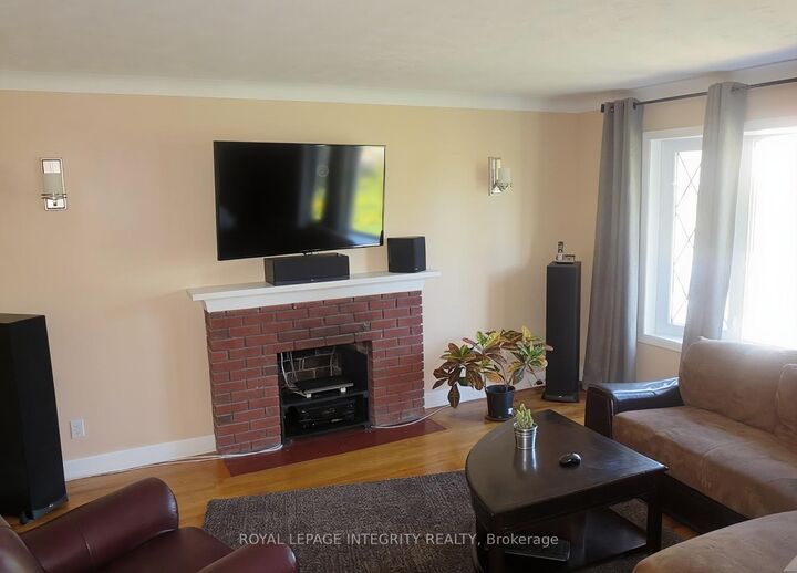 Property Photo:  176 Oakridge Boulevard  ON K2G 2V2 