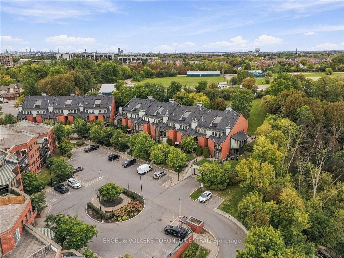 Property Photo:  100 Arbors Lane Th18  ON L4L 3Z2 