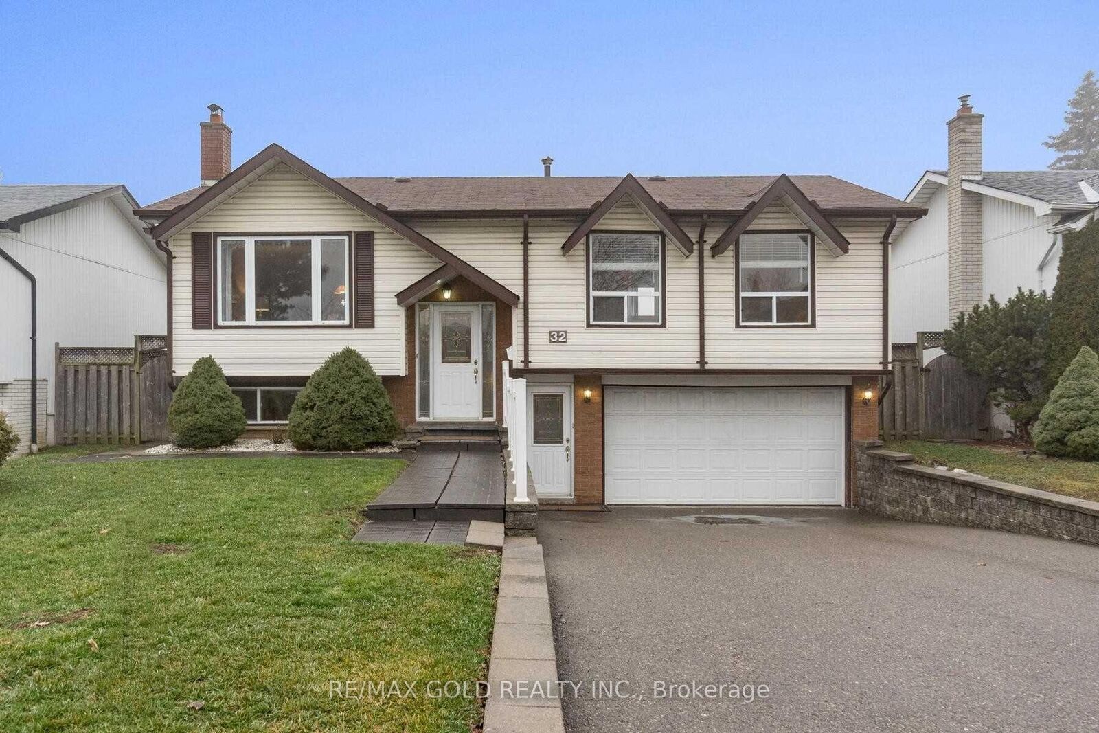 Property Photo:  32 Glenforest Road  ON L6S 1K6 