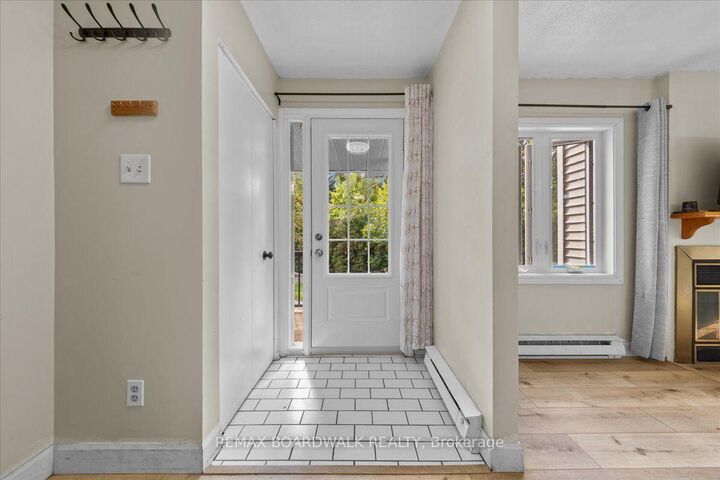 Property Photo: 7 Timberview Way 6 ON K2H 9M5