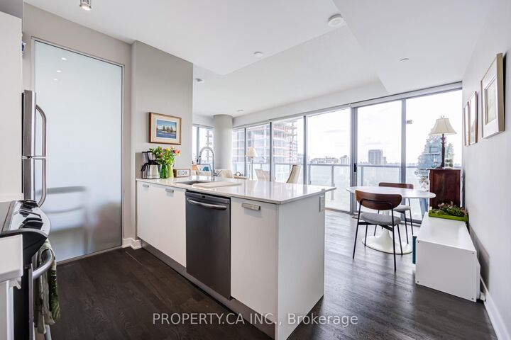 Property Photo:  1815 Yonge Street 1906  ON M4T 2A4 