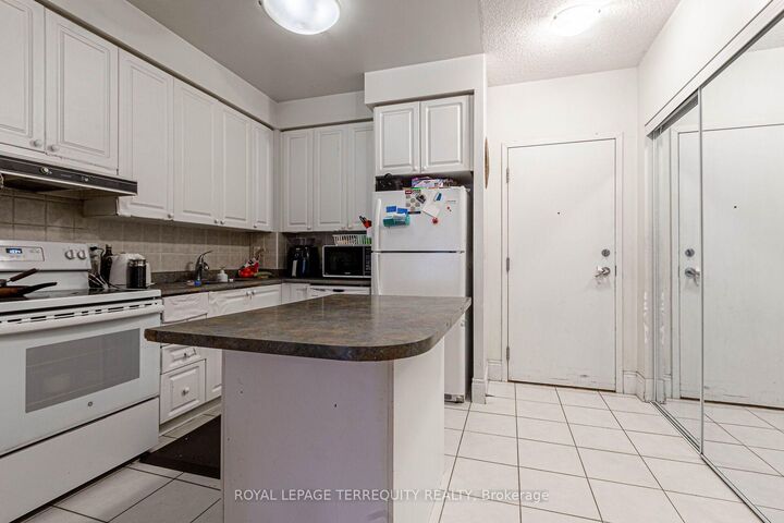 Property Photo:  3888 Duke Of York Boulevard 226  ON L5B 4P5 
