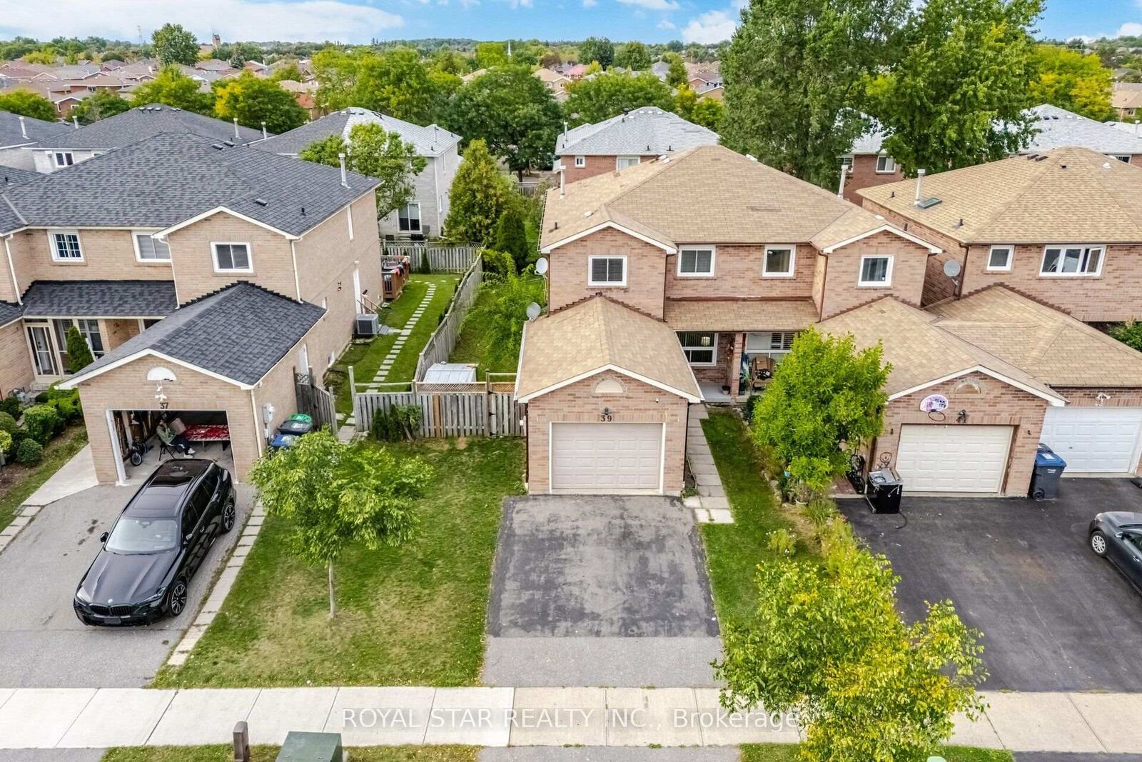 Property Photo: 39 Ebby Avenue E ON L6Z 3T1
