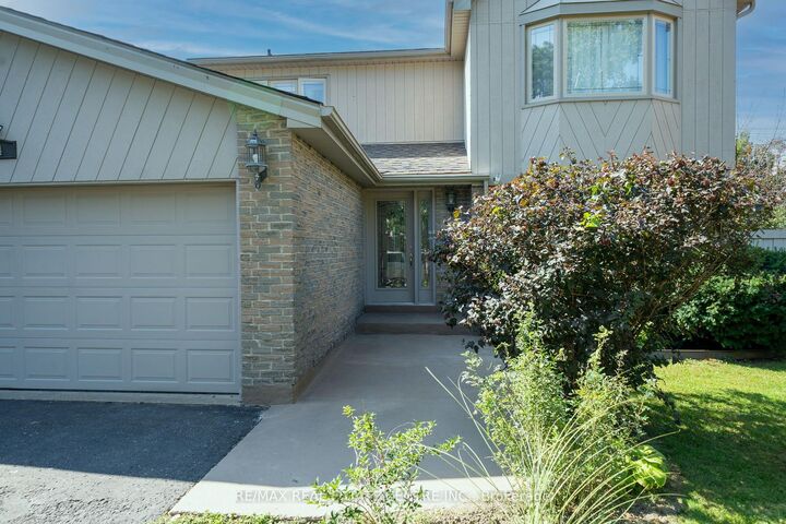 Property Photo:  44 Madelaine Crescent  ON L6S 2Y9 