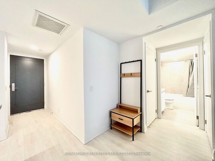 Property Photo: 33 Frederick Todd Way 434 ON M4G 0C9