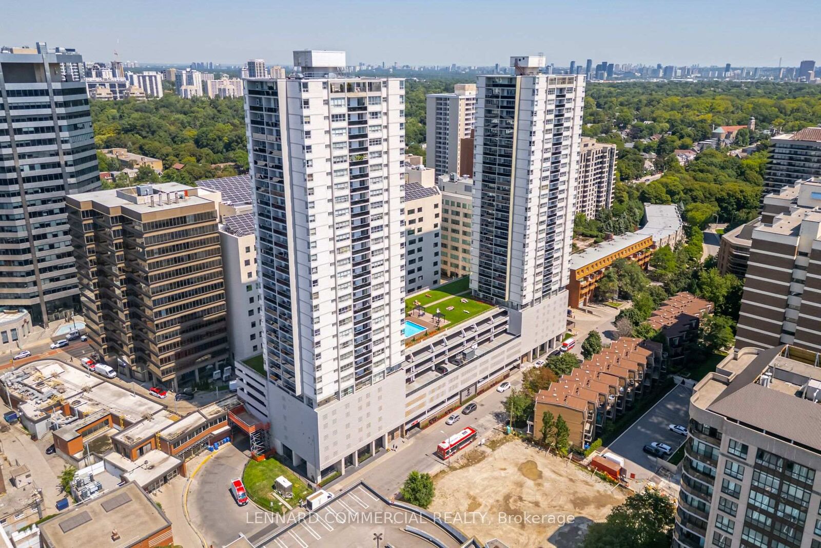 Property Photo:  60 Pleasant Boulevard 3207  ON M4T 1K1 