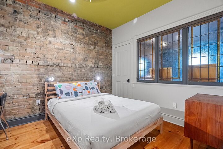 Property Photo:  94 Wellington Street 5  ON N5A 2L2 