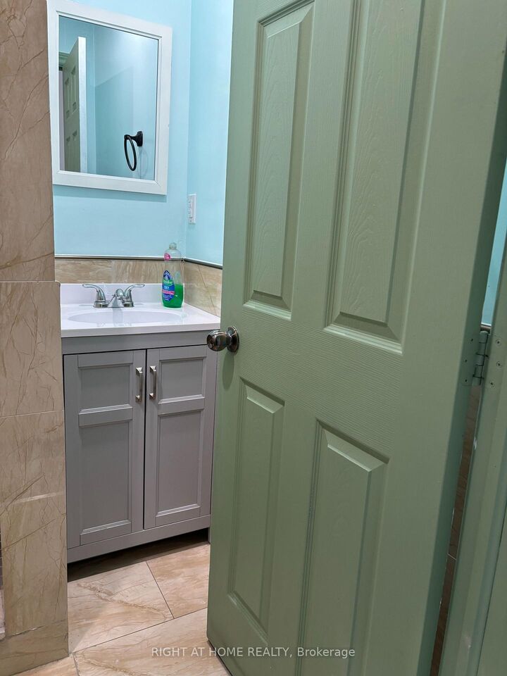 Property Photo:  389 Spadina Avenue Unit 1  ON M5T 2G6 