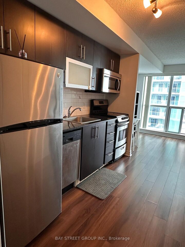 Property Photo:  50 Town Centre Court 1707  ON M1P 0A9 