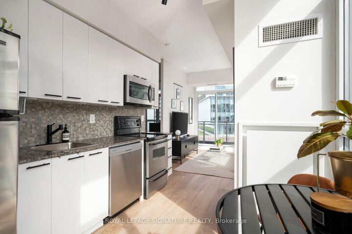 Property Photo:  15 Bruyeres Mews 804  ON M5V 0A7 
