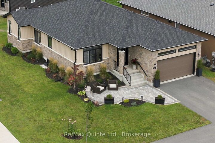 Property Photo:  61 Hastings Park Drive  ON K8P 0H7 