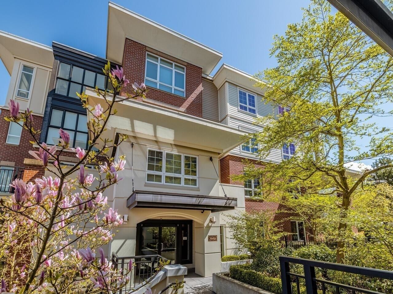 Property Photo:  2950 King George Boulevard 207  BC V4P 0E5 