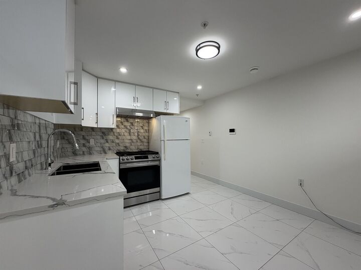 Property Photo:  1052 E 50th Avenue 2  BC V5X 1B8 