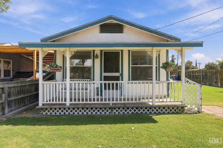 Property Photo:  1074 Park Lane  CA 93263 