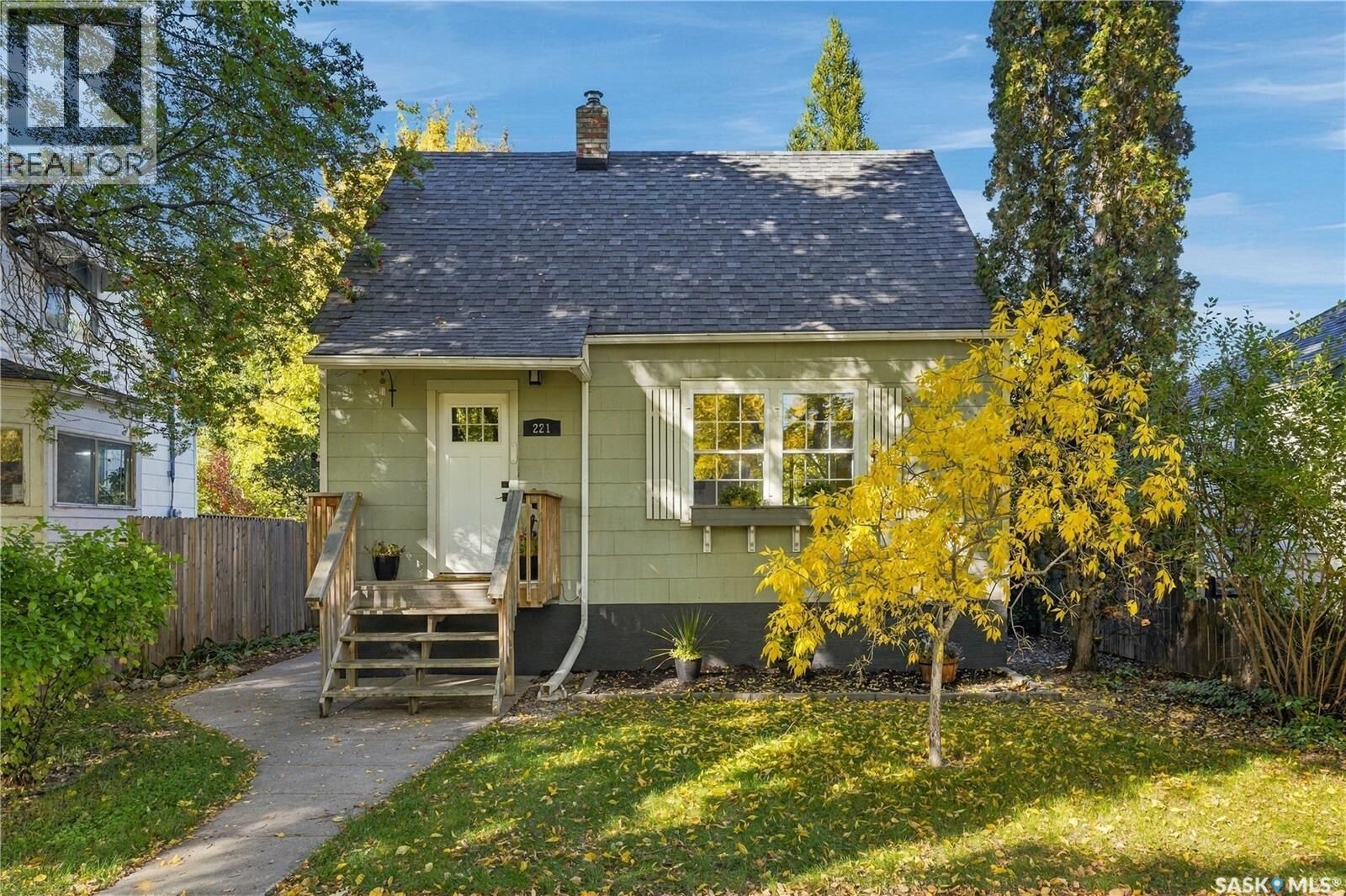Property Photo: 221 Elm Street SK S7J 0G8