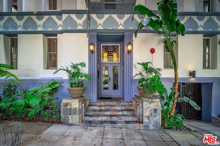 Property Photo:  1236 N Flores St, Unit 402  CA 90069 