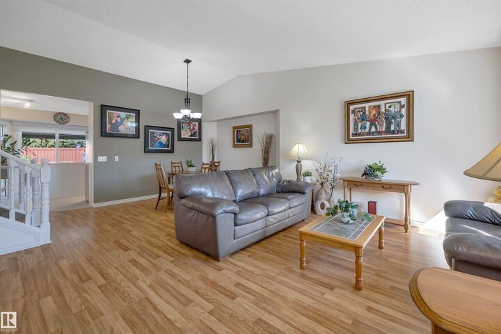 Photo de la propriété: 5735 152A Avenue NW AB T5A 4X7