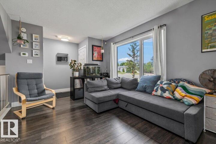 Property Photo:  1040 Lakewood Rd N NW NW  AB T6K 3T7 