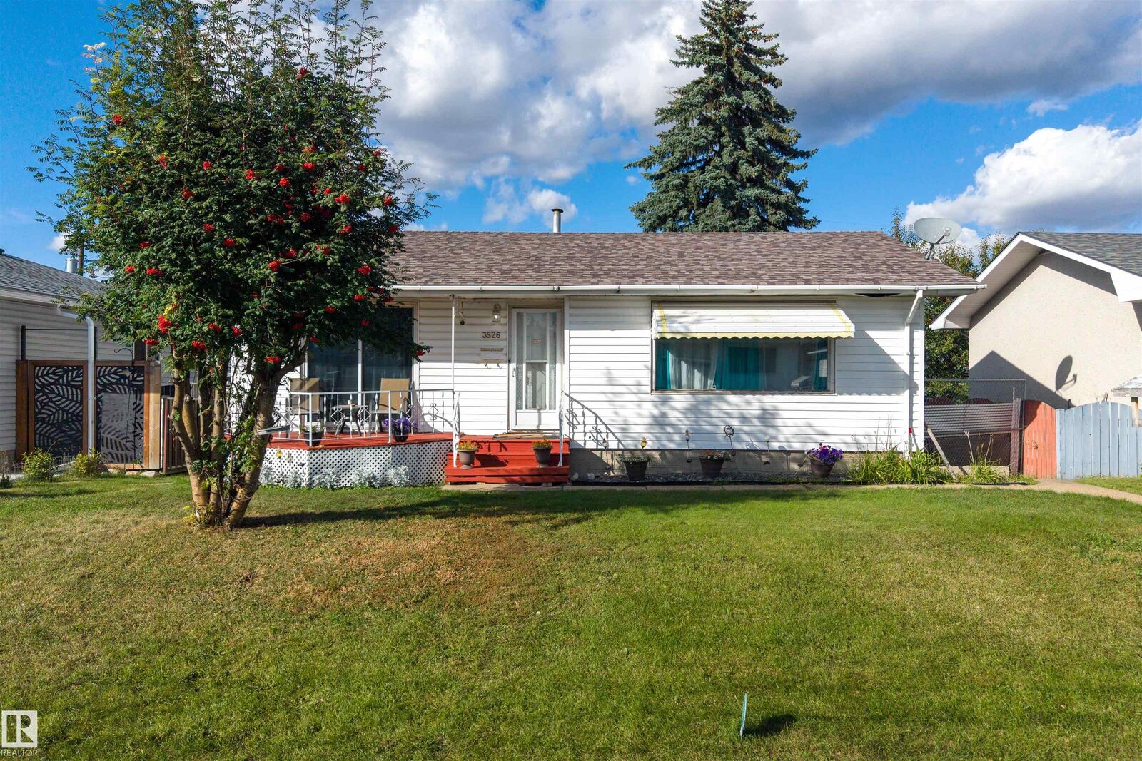 Property Photo:  3526 122 Avenue NW  AB T5W 1P8 