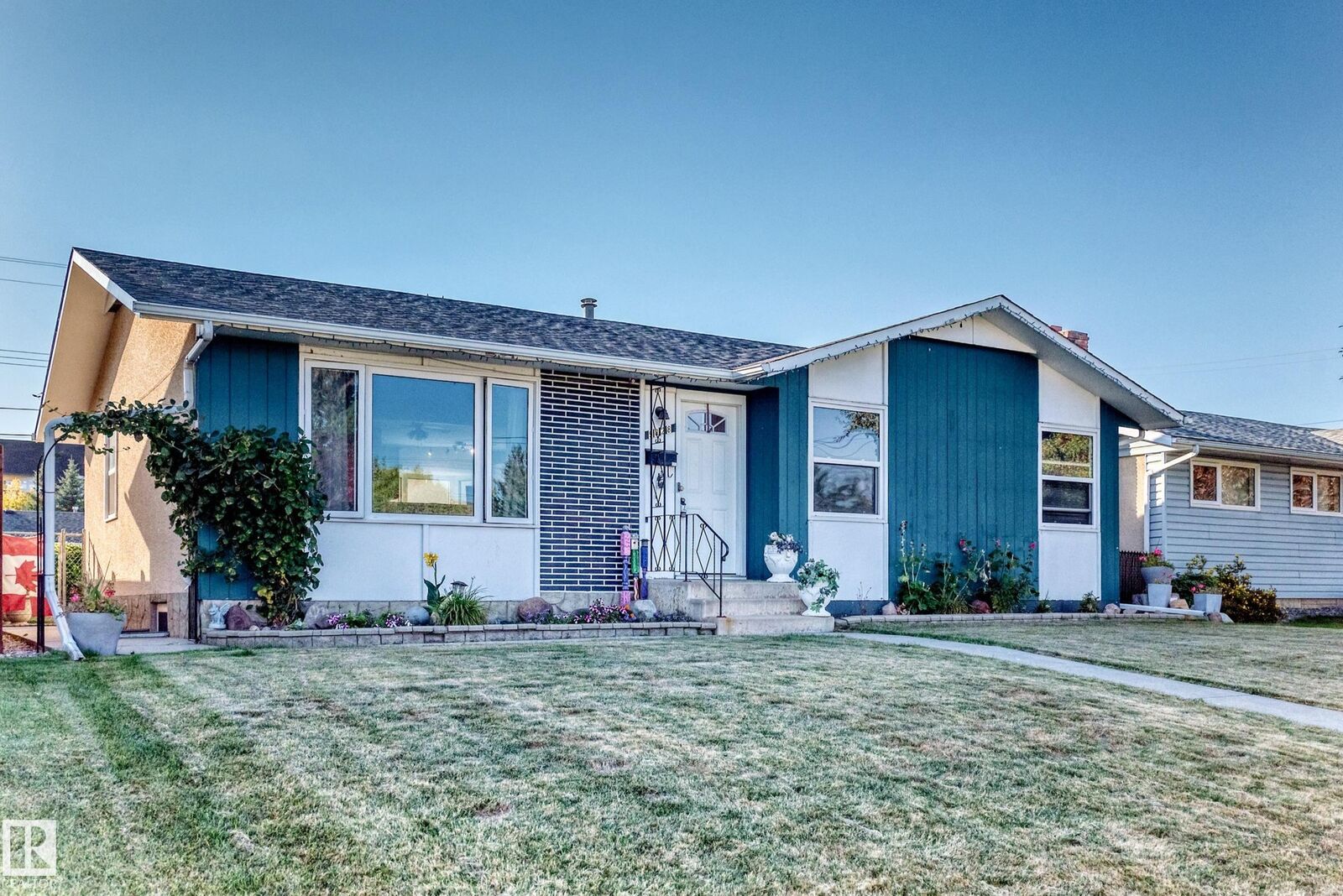 Property Photo:  9828 164 Street NW  AB T5P 3P9 