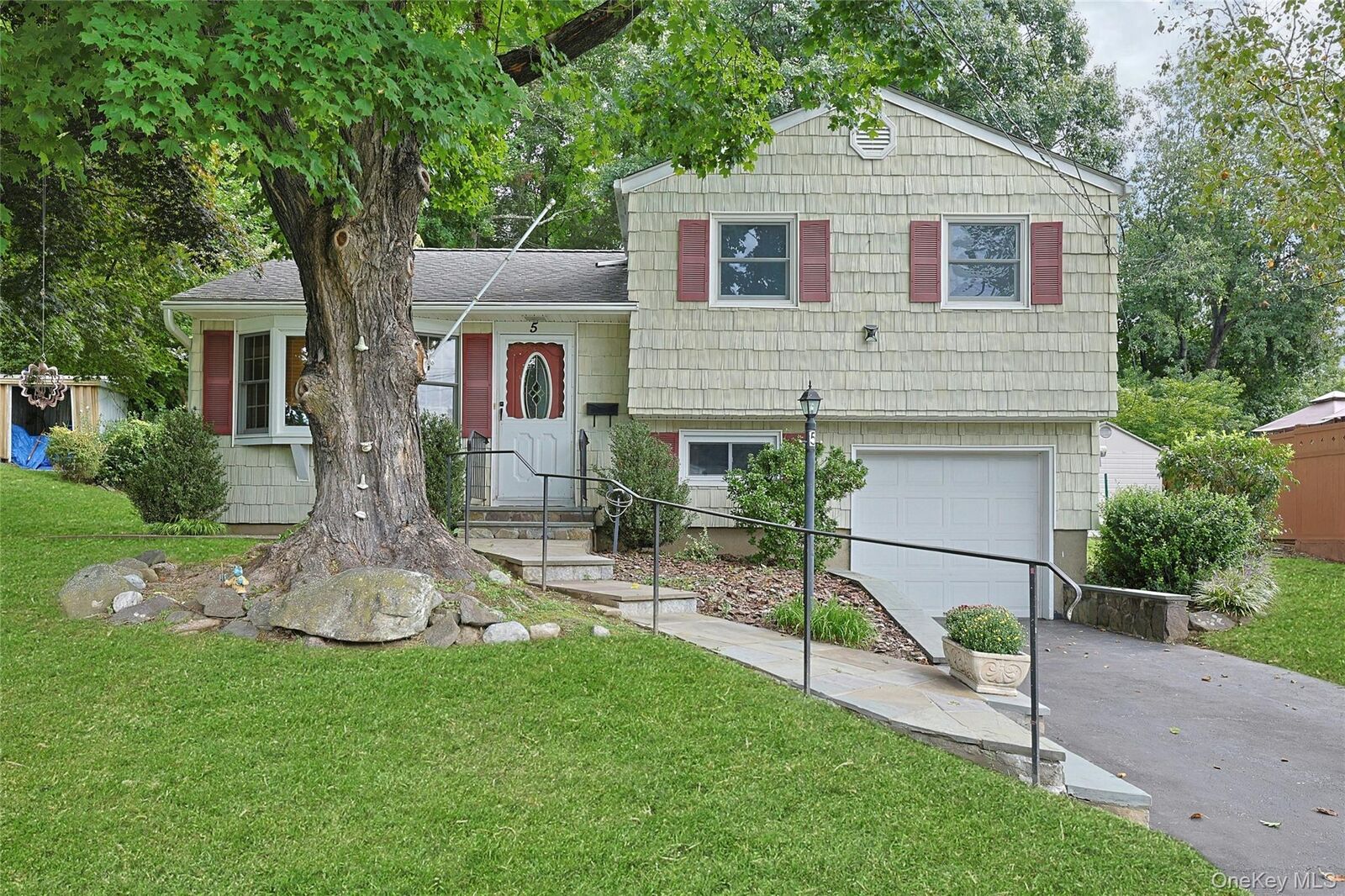 Property Photo:  5 Seward Court  NY 10548 