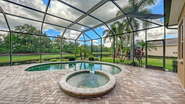 Property Photo: 14250 Sundial Place FL 34202