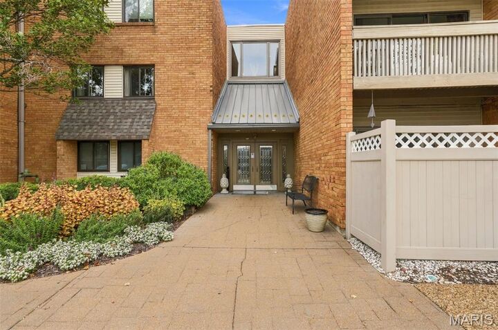Property Photo: 950 E Rue De La Banque 314 MO 63141