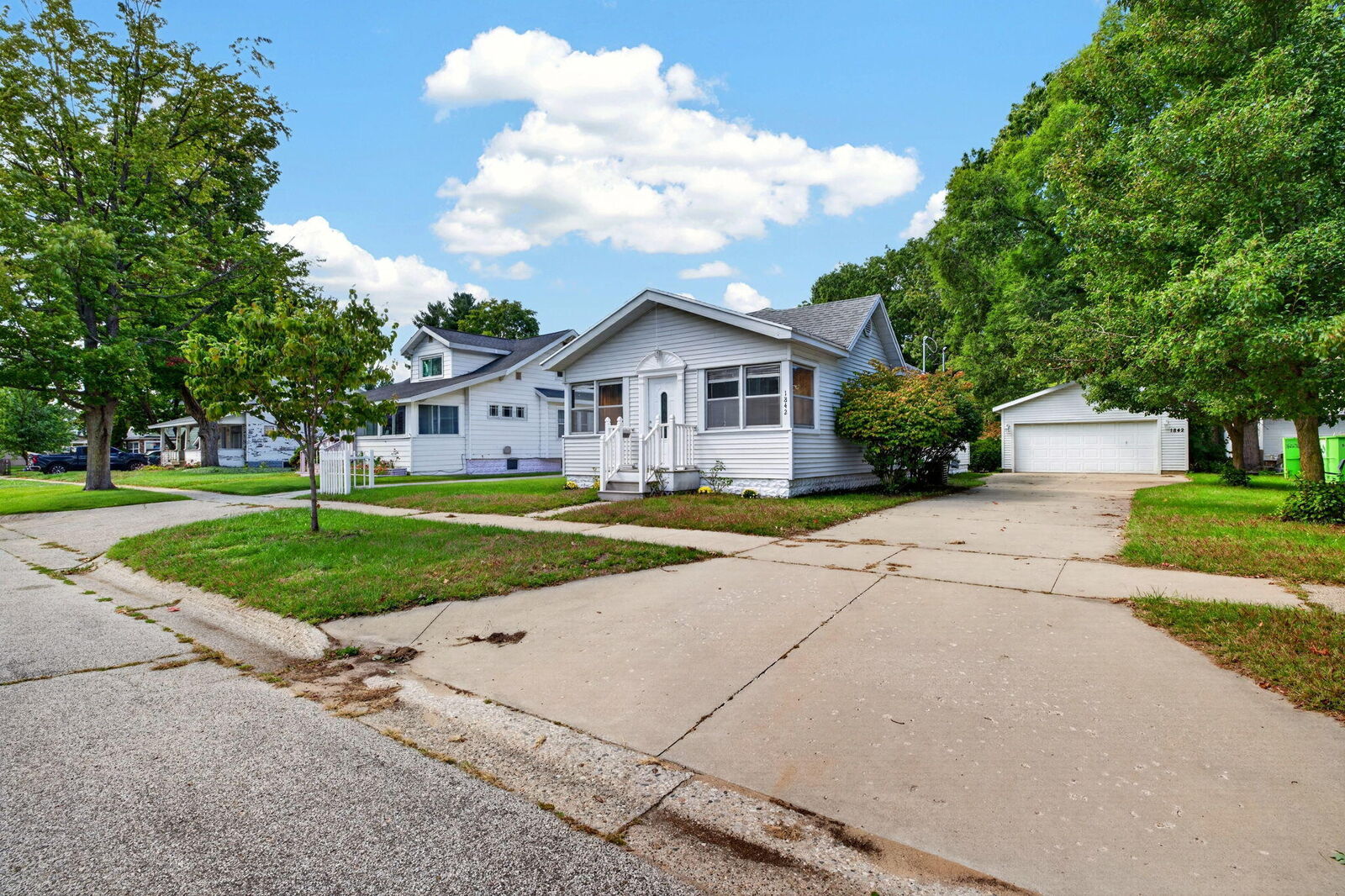 Property Photo: 1842 Mills Avenue MI 49445