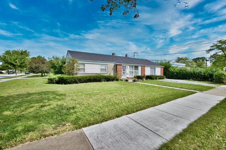 Property Photo:  6948 Beckwith Road  IL 60053 