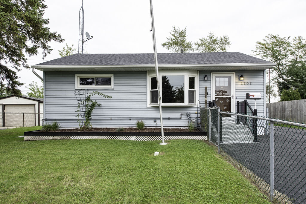Property Photo:  2205 Mohican Road  IL 60087 