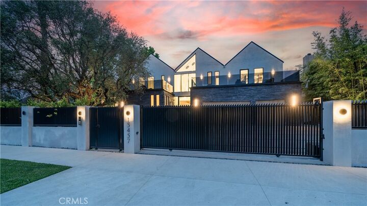 Property Photo: 15457 Valley Vista Boulevard CA 91403