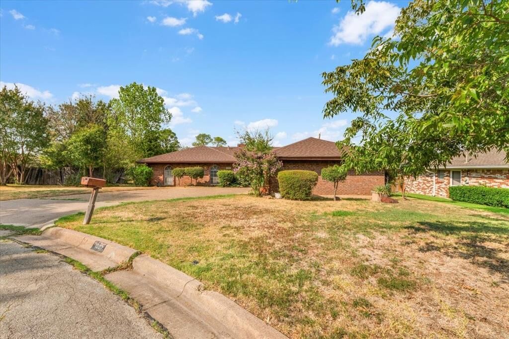 Property Photo:  1007 Field Crest Court  TX 76012 
