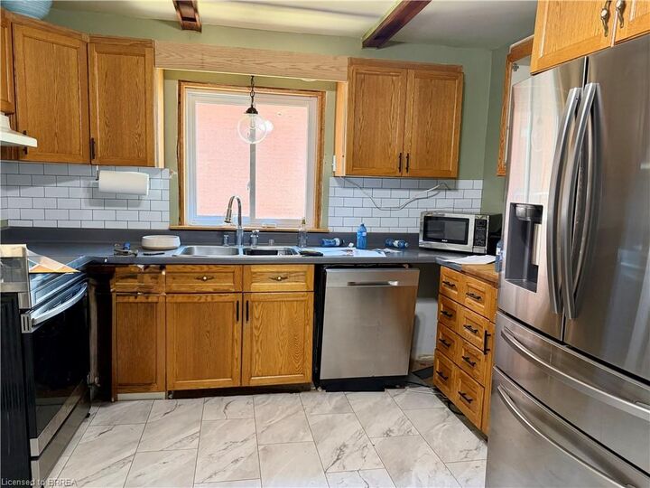 Property Photo:  112 Arthur Street  ON N3S 3J4 