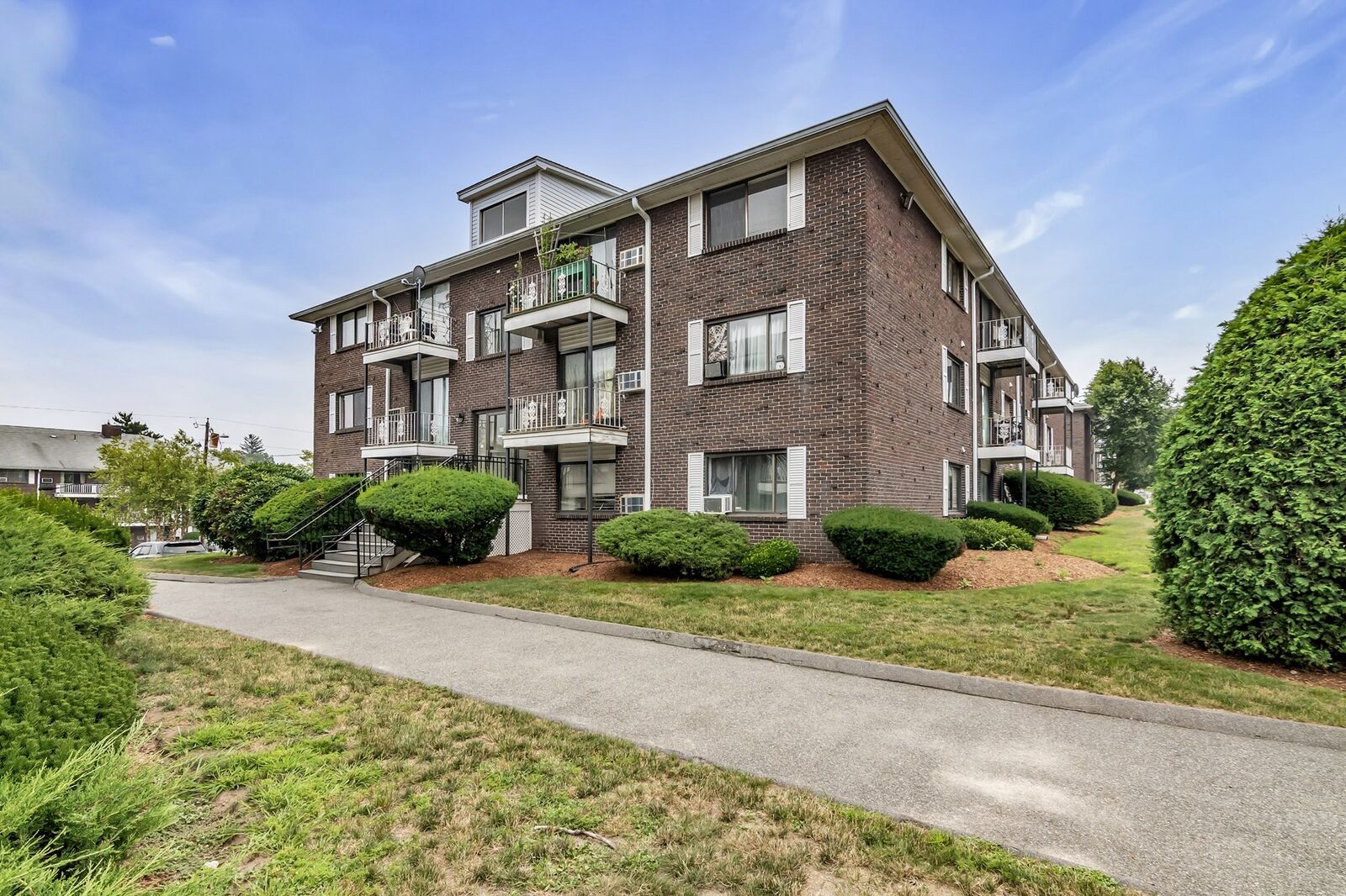 Property Photo:  262 E Haverhill St 2  MA 01841 